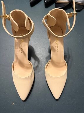 Vepose Cream Pointed Toe Ankle Strap Pumps